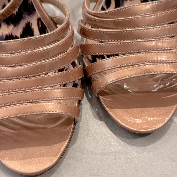 Manolo Blahnik Beige Nude pearlized patent leather heels sandal. 39 like new - Picture 2 of 10